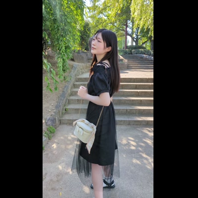 デート前に振り返る女性｜恋愛・ファッション広告