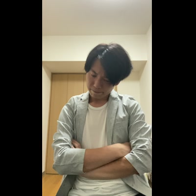 腕を組んで考える20代男性｜思慮深い表情の日常系素材