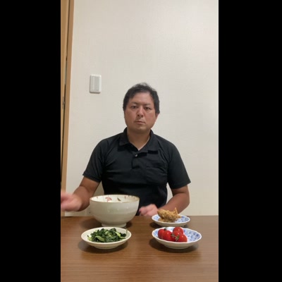 自宅で健康的な食事を準備する女性｜食育・健康食広告