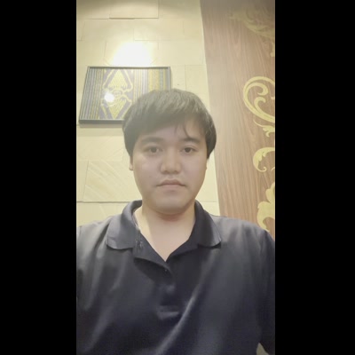 水を飲む 30代男性