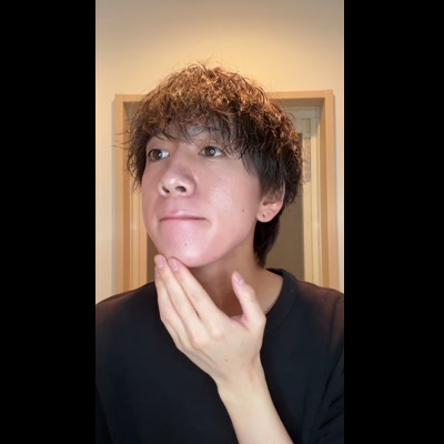 つるつるの肌をチェックする男性｜メンズスキンケア広告