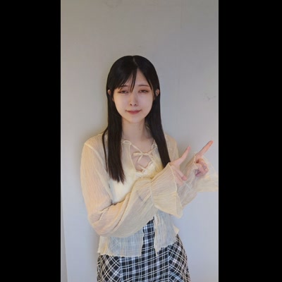 指さして注目を促す女性｜マーケティング広告