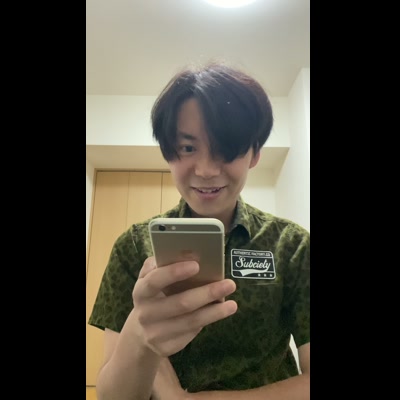 スマートフォンを操作する男性のミラーセルフィー