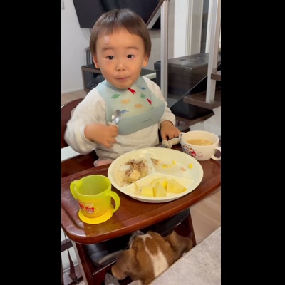 スプーンを持って食べようと頑張るシーン
