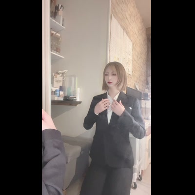 朝、鏡の前でネクタイ（または服）を直す手が震えているように見える