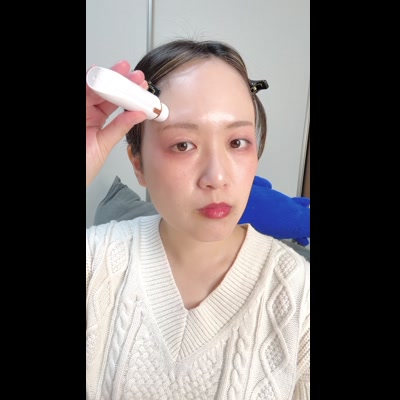 顔の産毛を処理する女性｜脱毛広告向け