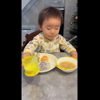 朝ごはんを子どもが自分で食べ始める様子