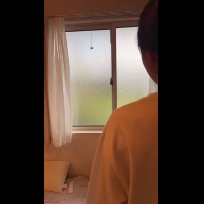 カーテンを開けて深呼吸｜朝日を感じながら心地よい表情