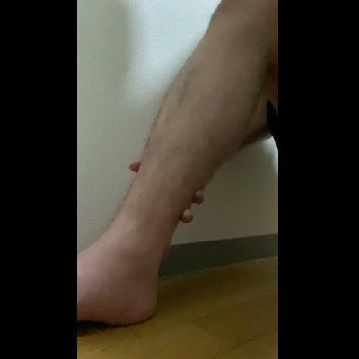 すね毛が気になる男性｜メンズ脱毛広告素材