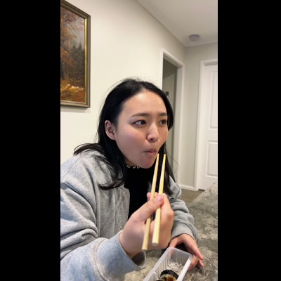 ご飯を食べる20代女性