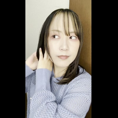 鏡で髪をチェックする女性｜ヘアケア広告