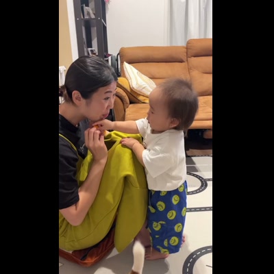 子供が親の呼びかけに「はーい！」と元気に返事する