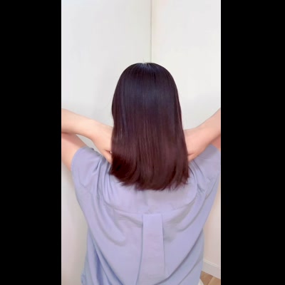 髪がサラサラになった女性｜ヘアケア広告