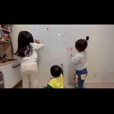子どもが塗り絵の枠から大きくはみ出しても楽しそうに描く
