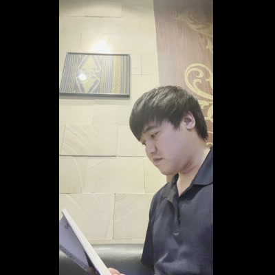 本を読む30代男性