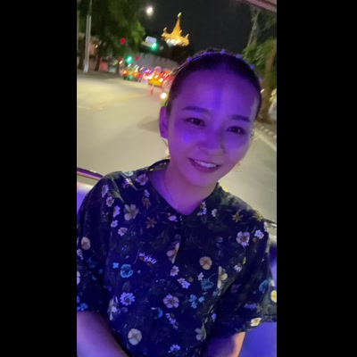 自撮り、旅行を楽しむ20代の女性
