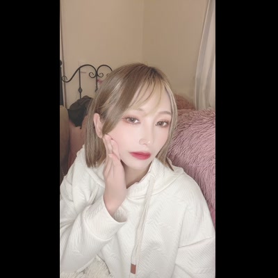 ほほを軽く引き上げながら「リフトアップしないかな〜…」とため息
