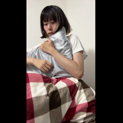 自宅で落ち込んでいる女性｜悩み・共感系広告素材