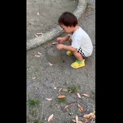 砂場で形を作って遊ぶ