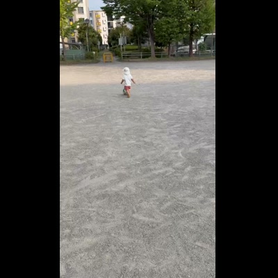 ボールを転がしたり蹴ったりして遊ぶ