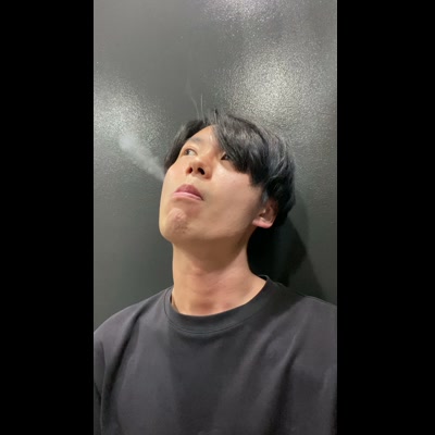 天井を見上げて考え込む男性｜思考・悩み系素材