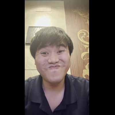 変顔をする 30代男性