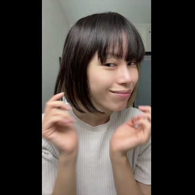 髪をかき上げて微笑む女性｜ナチュラル日常系素材