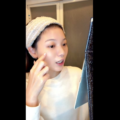 明るいライトの下で鏡を見て「え、シミ…こんなにあったっけ…？」とショック気味に言う