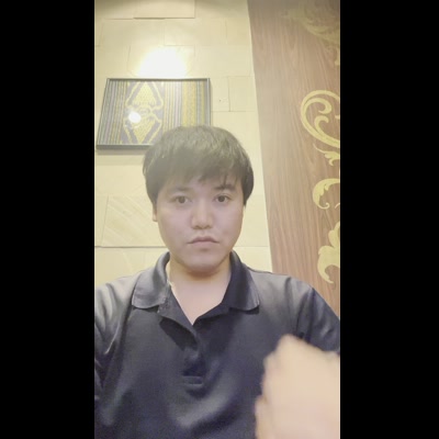 ガッツポーズをする 30代男性